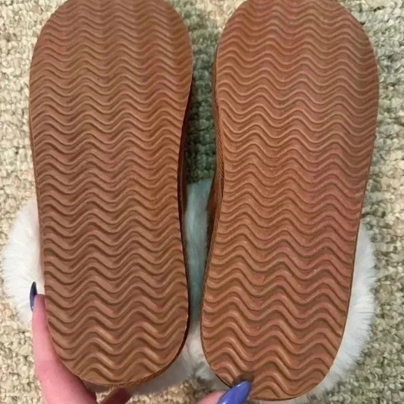 Aerie Cozy Tan Slippers with Plush Lining NWOT - Picture 2 of 2